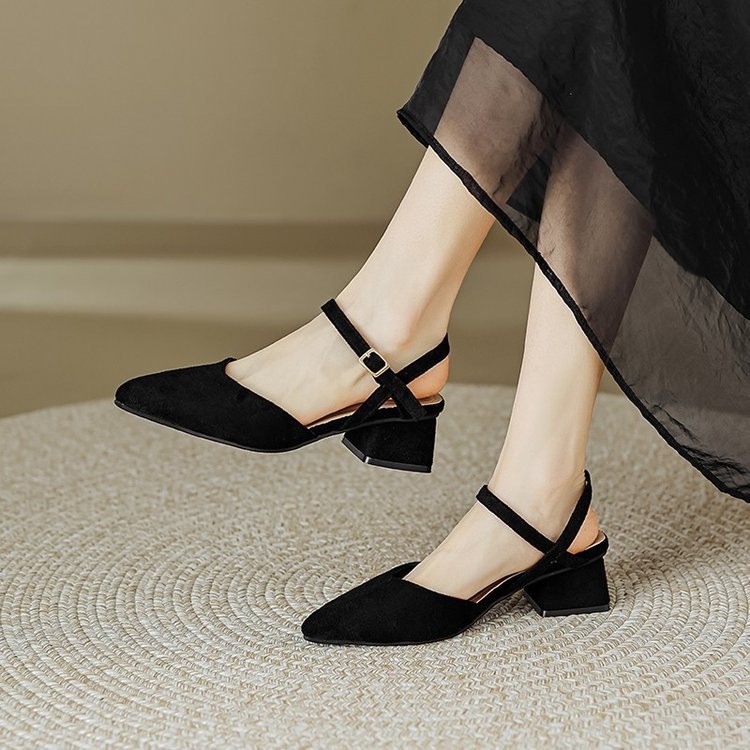 Baotou sandalias para mujeres 2026 nuevo tacones gruesos de estilo de hadas de tipo hebilla trasera vacío tacones altos