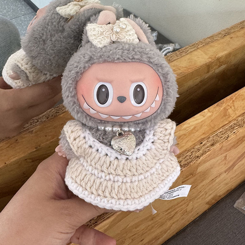 布の子供服のlabubu17cmのペンダントの第二世代のゴムのぬいぐるみは服のセットのために飾ります。|undefined