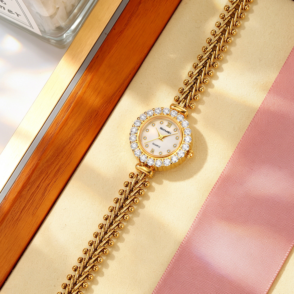 Momento de belleza de diamantes pulsera reloj de cuarzo ligero impermeable reloj de lujo mujer comercio exterior fábrica de fuente mayorista transfronteriza