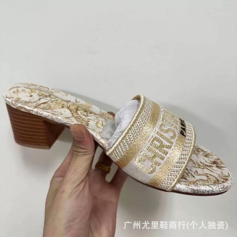 D ファミリーレター刺繍ハイヒールスリッパ女性のアウターウェアレザーフリップフロップ 2025 夏の新スタイルラインストーン厚いヒールサンダル|undefined