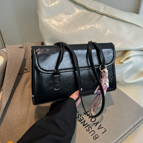 The popular large-capacity underarm bag for women in 2025, new spring and summer style, high-quality appearance, versatile fashion shoulder bag