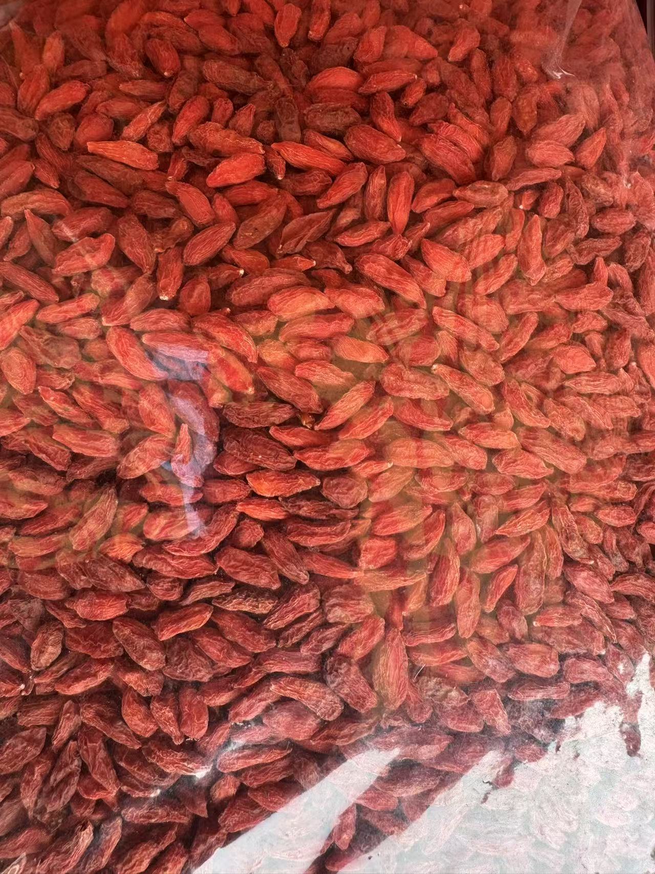 Ningxia Red Goji Berries Gouqizi Sun-Dried Whole Berries for Tea Soup and Cooking 1000g Bag details