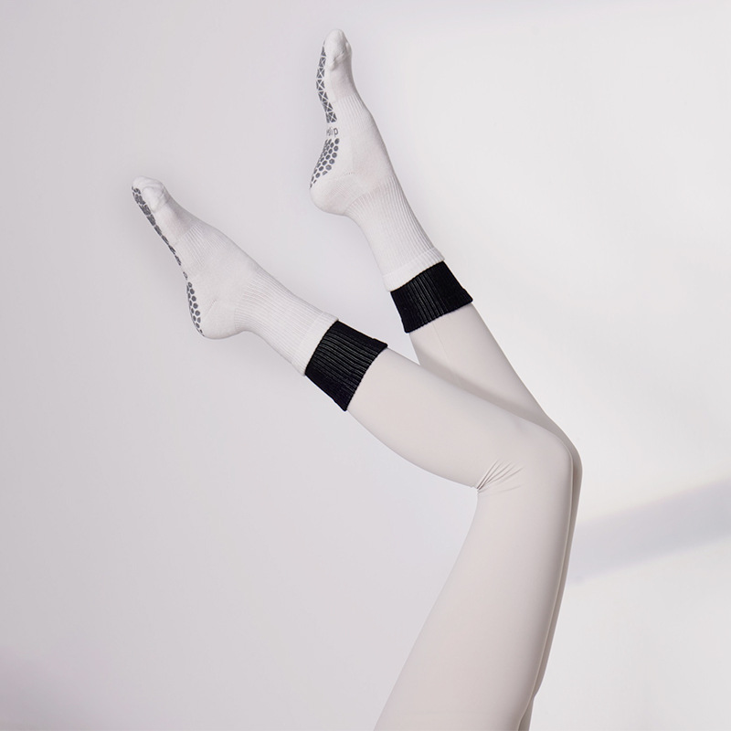 新しい秋冬ヨガソックス、滑り止め付きプロ仕様女性用ピラティスソックス、ミドル丈の厚手のテリーフィットネススポーツ専用ソックス