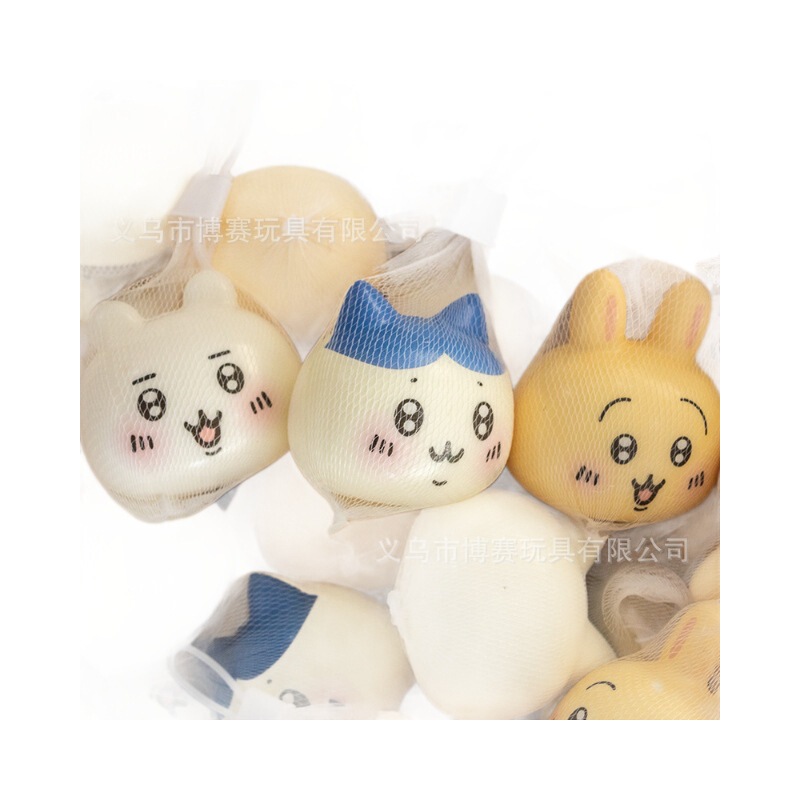 吉伊卡わぁchiiawaは子供のおもちゃをつまんでゆっくりと弾きます。|undefined