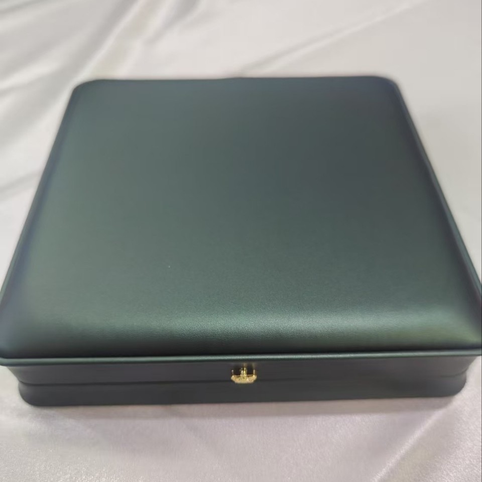 厂家直销圆心款PU皮皇冠珍珠项链45厘米首饰收纳盒时尚