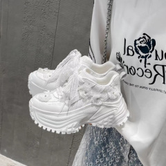 8cmの厚い底の小さい背の本革のカジュアルシューズの女性の白い靴の通気性の花のレースのアンドロメダ風のお父さんの靴