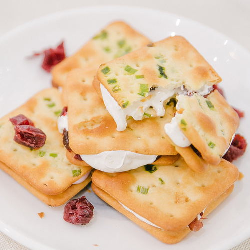 Taiwan chive nougat biscuits handmade chive nougat sandwich biscuits bulk independent packaging factory direct sales
