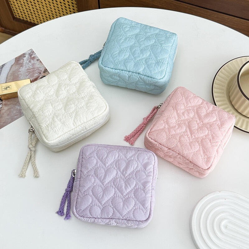 New Quilted Love-Themed Cosmetic Bag, Travel Portable Toiletry Bag, Lipstick Bag, Multifunctional Sanitary Napkin Storage Bag