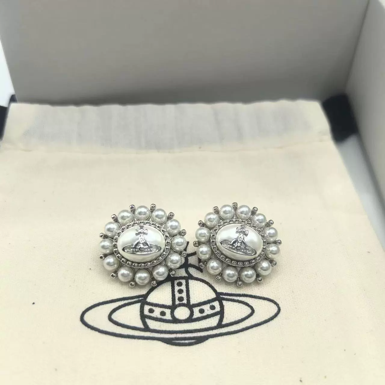 Осенне-зимние серьги AMAYA от Vivienne Westwood Queen Mother Sunflower Saturn Pearl