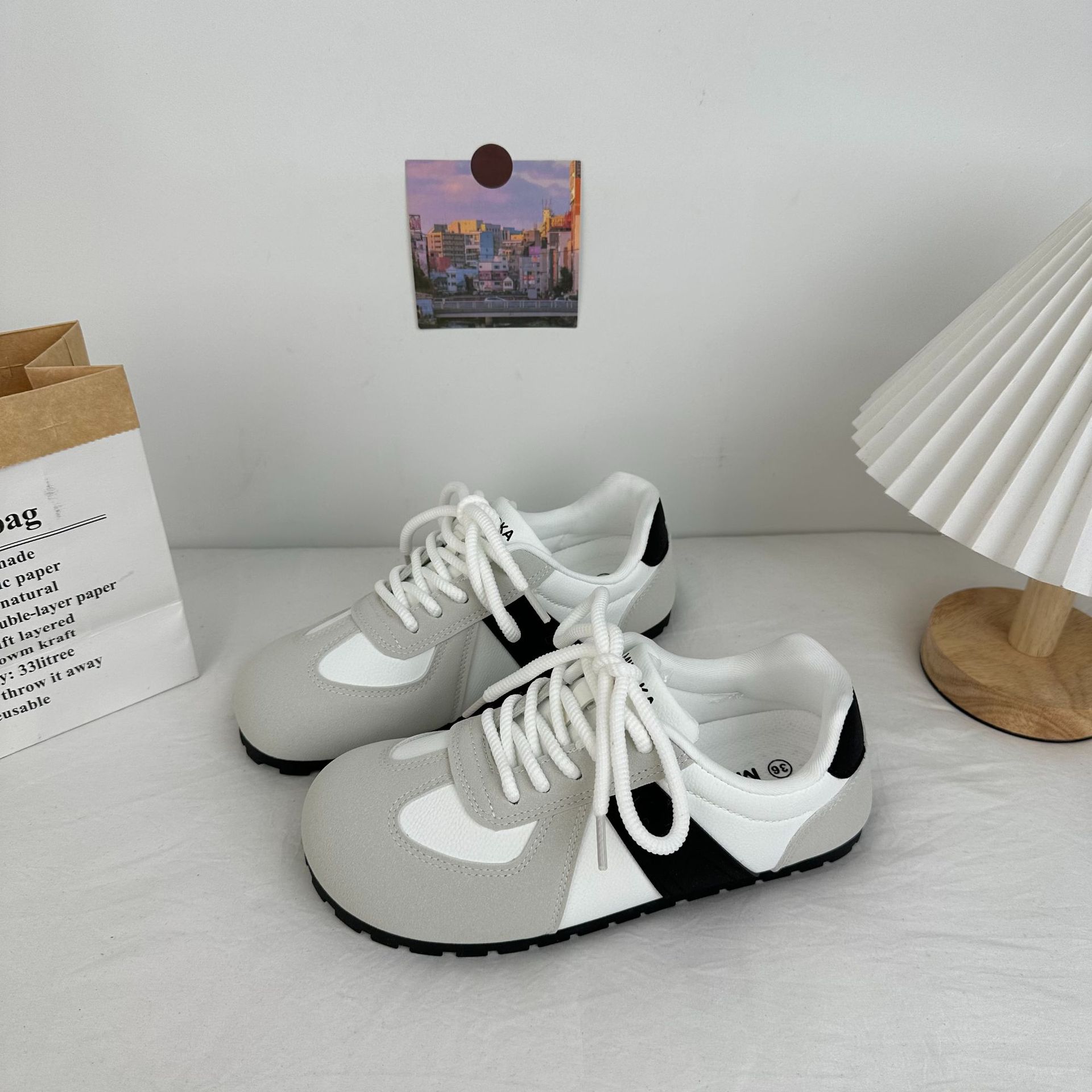 Casual Retro Commuter 2025 nuevo estilo de primavera y verano ligero de suela delgada deportes todo fósforo más terciopelo de suela plana hojaldre zapatos de entrenamiento alemán para mujer