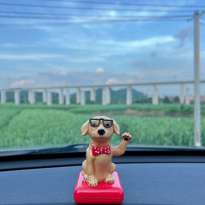 Adornos para automóviles cruzados, decoración para automóviles de resina, accesorios interiores para perros de palomitas de maíz para automóviles solares, sacudiendo la cabeza y llamando a la muñeca