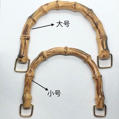 竹の手は箱の部品のプラスチックの取っ手の贈り物の箱を引っ張ってリングを持って手の竹の取っ手を持ちます。