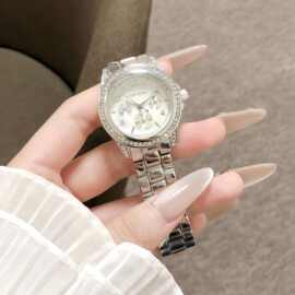银色镶钻多盘计时白色表盘搭配精钢表带闪耀钻圈时尚优雅石英腕表