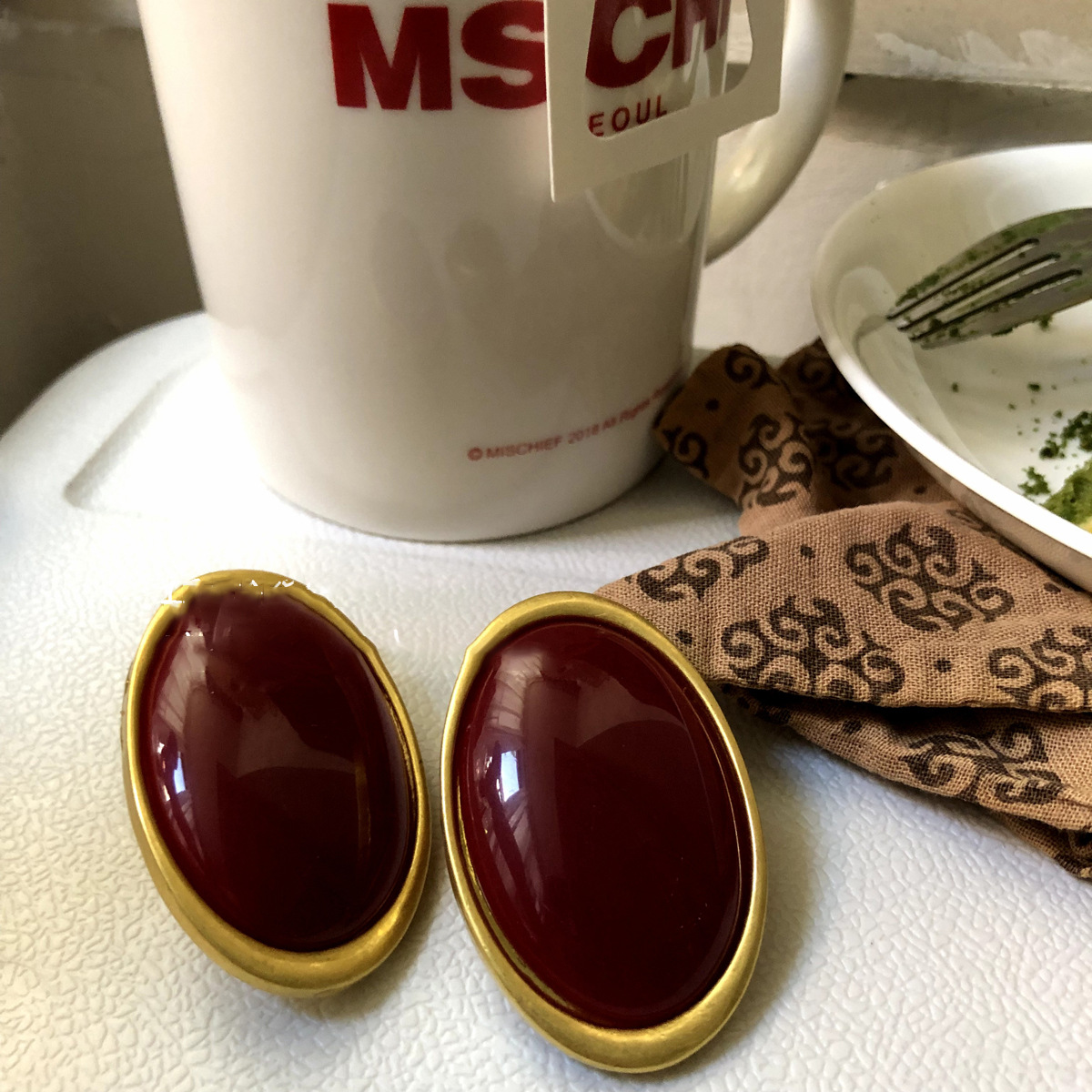 Aguja de plata Encola rojo ovalado Pendientes de diseño retro femenino Pendientes de temperamento de moda Lujo ligero Sentido avanzado