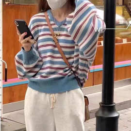 秋冬新款韩系女装撞色条纹V领针织衫，气质减龄尽显时尚魅力。