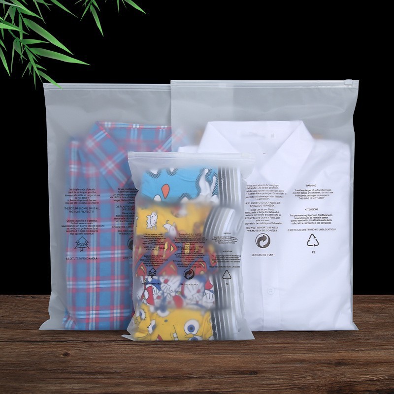 Pack with zipper