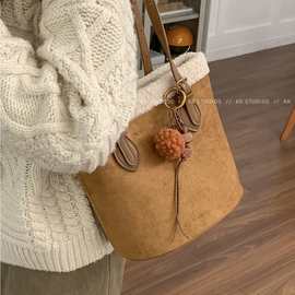 秋冬毛绒包包女式2025新款百搭水桶包女轻奢小众高级感通勤单肩包