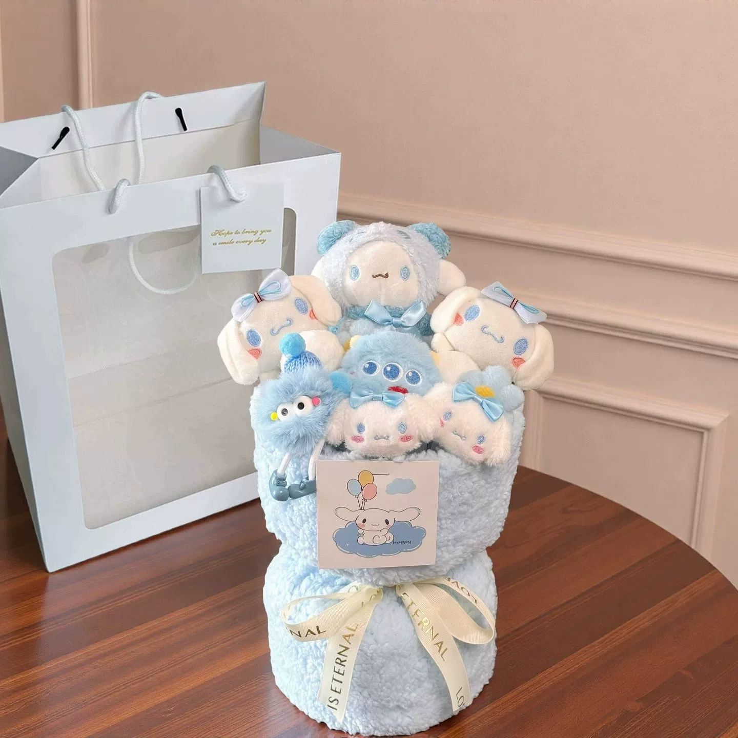 Плюшевый букет Hello Kitty, 30×22×35 см, с LED‑подсветкой, подарочным пакетом и открыткой