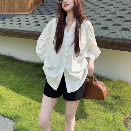 Korean-style design V-neck puff sleeve white women's shirt, early autumn new model, old money style, loose fit, slimming, waist-cinching top Korean-style design V-neck puff sleeve white women's shirt, early autumn new model, old money style, loose fit, slimming, waist-cinching top