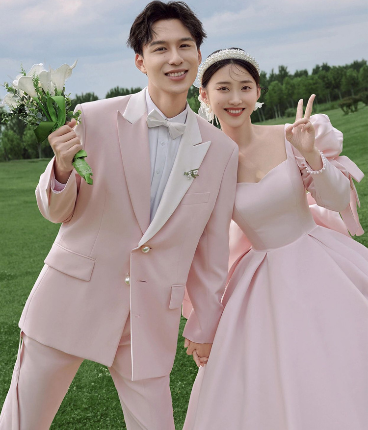 (2개) 사진 스튜디오 사진 테마 의류 핑크 프렌치 보우 숲 스타일의 야외 새틴 웨딩드레스와 퍼프 슬리브