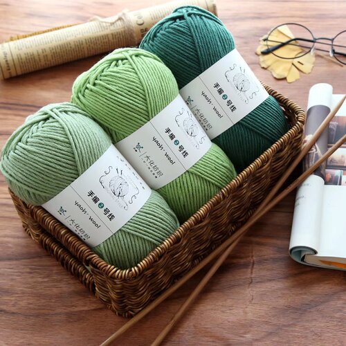 Hand-knitted woolen scarf, hat, and coat knitting needles DIY medium 6-ply yarn