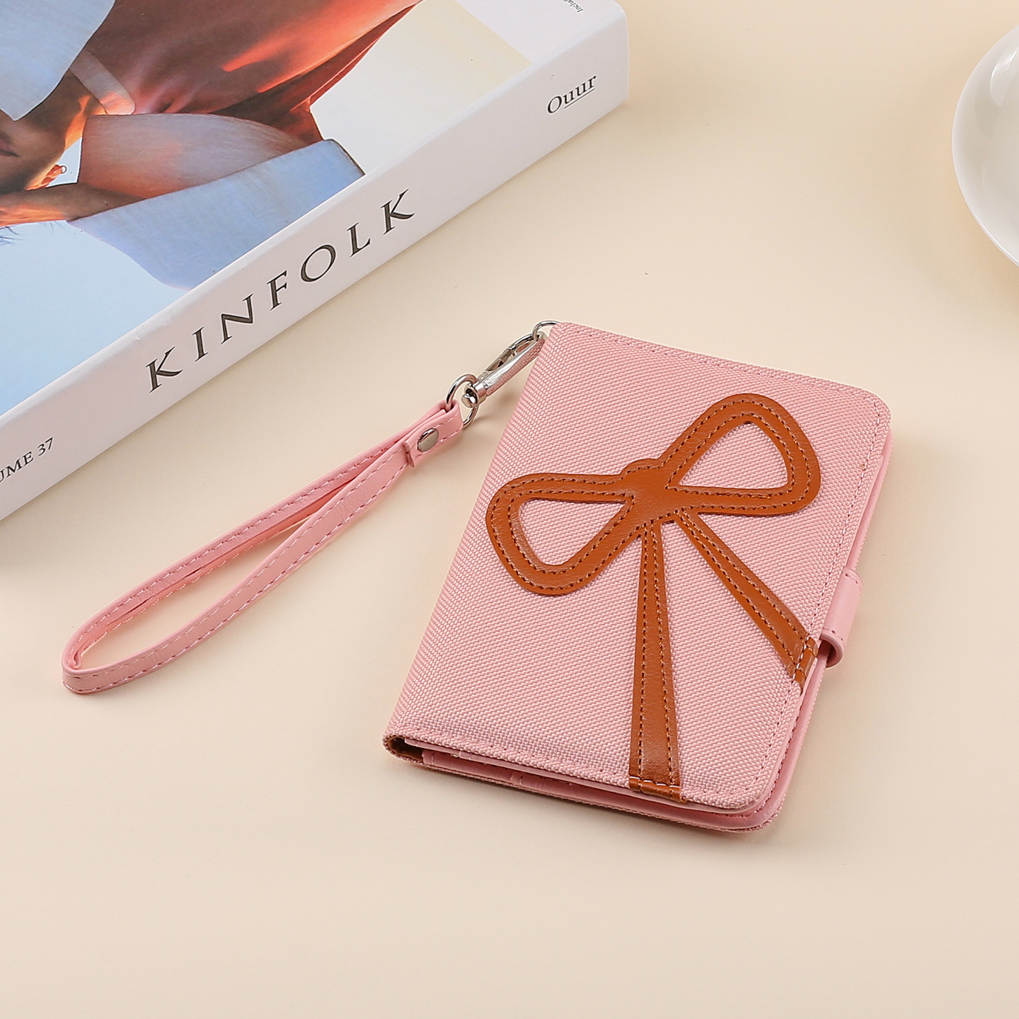 Corazón rosa de niña arco corteza pasaporte clipins tarjeta bancaria de alto valor pasaporte certificado de almacenamiento cubierta