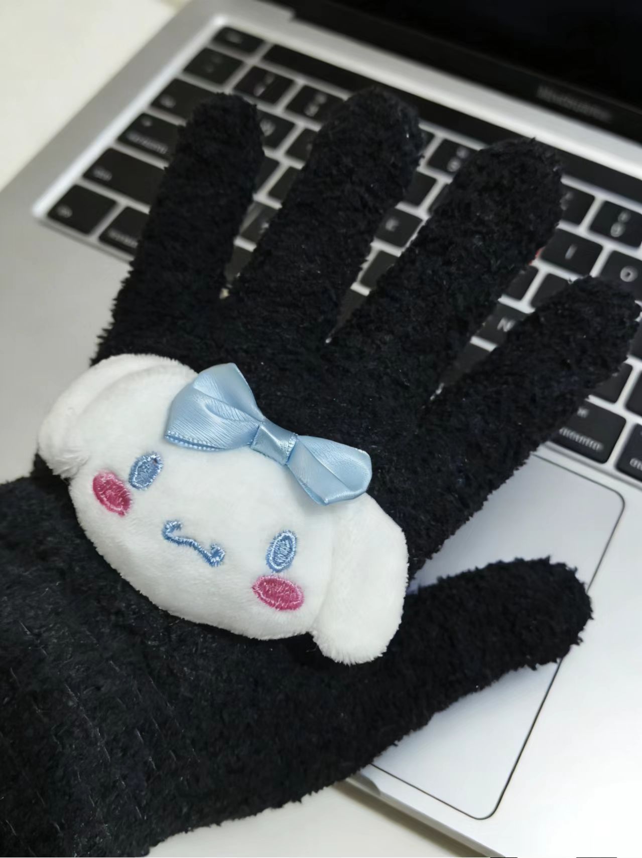 시나모롤 검정색 장갑