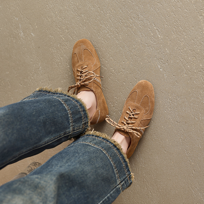 Giày sneaker nữ cổ điển mũi tròn chất liệu da lộn, đế tăng chiều cao, dây buộc — màu nâu