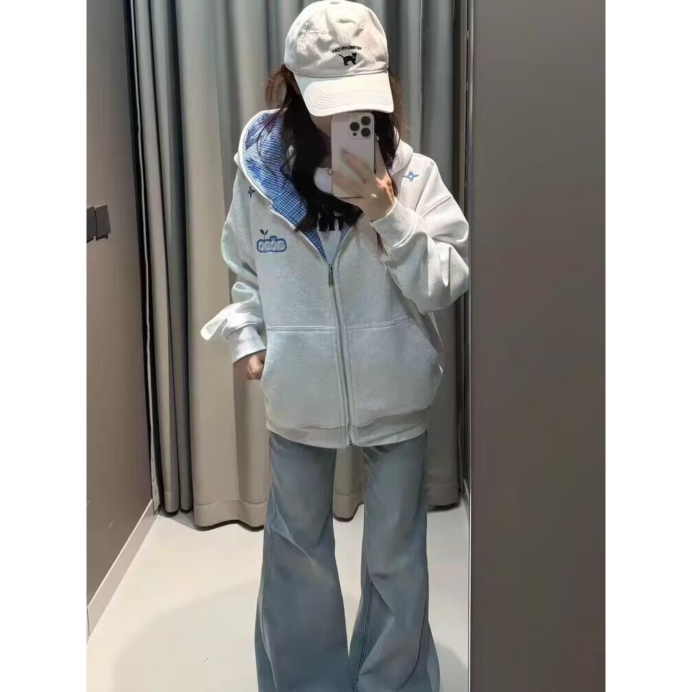 Hip-hop üslubunda damalı kapüşonlu sviter