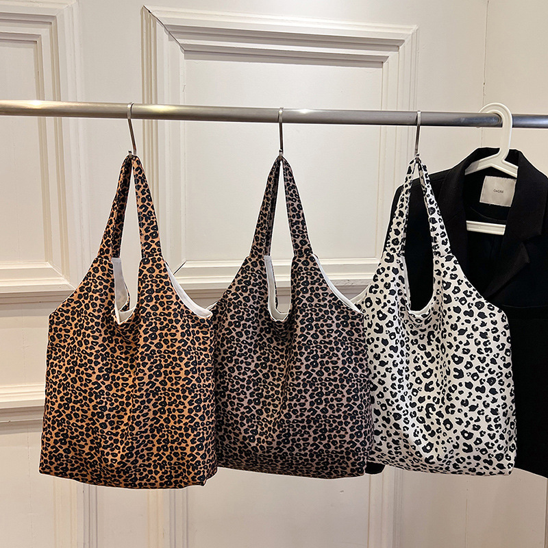 La sensación de relajación de la personalidad de la bolsa de leopardo de gran capacidad de mujer nueva bolsa de algodón simple de hombro universal bolsa de viaje de clase