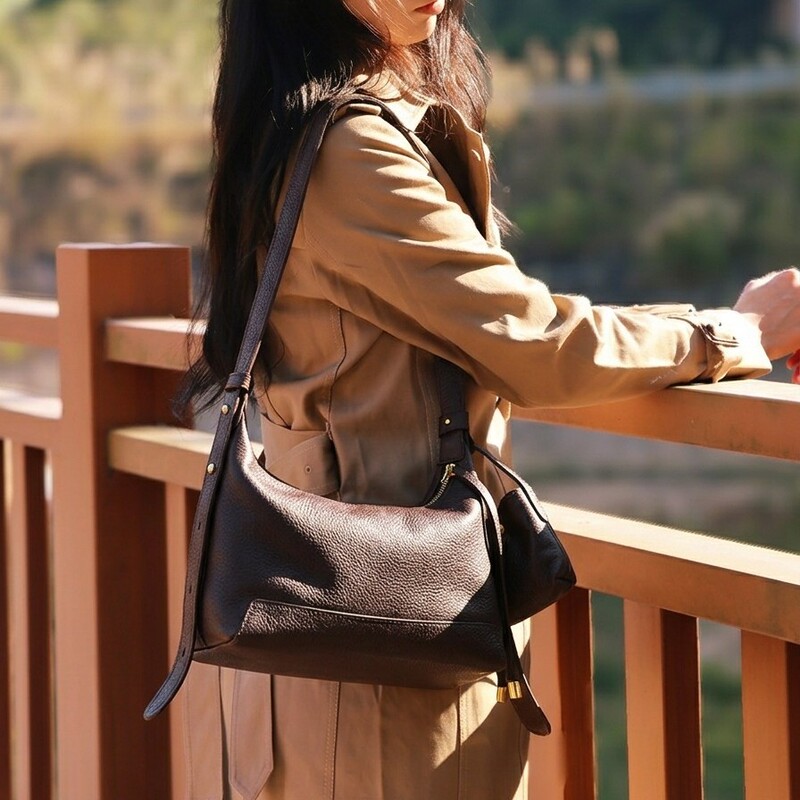 Top-layer vegetable-tanned cowhide commuter large-capacity simple crossbody bag, cross-border women's bag, high-end shoulder underarm bag 6905--