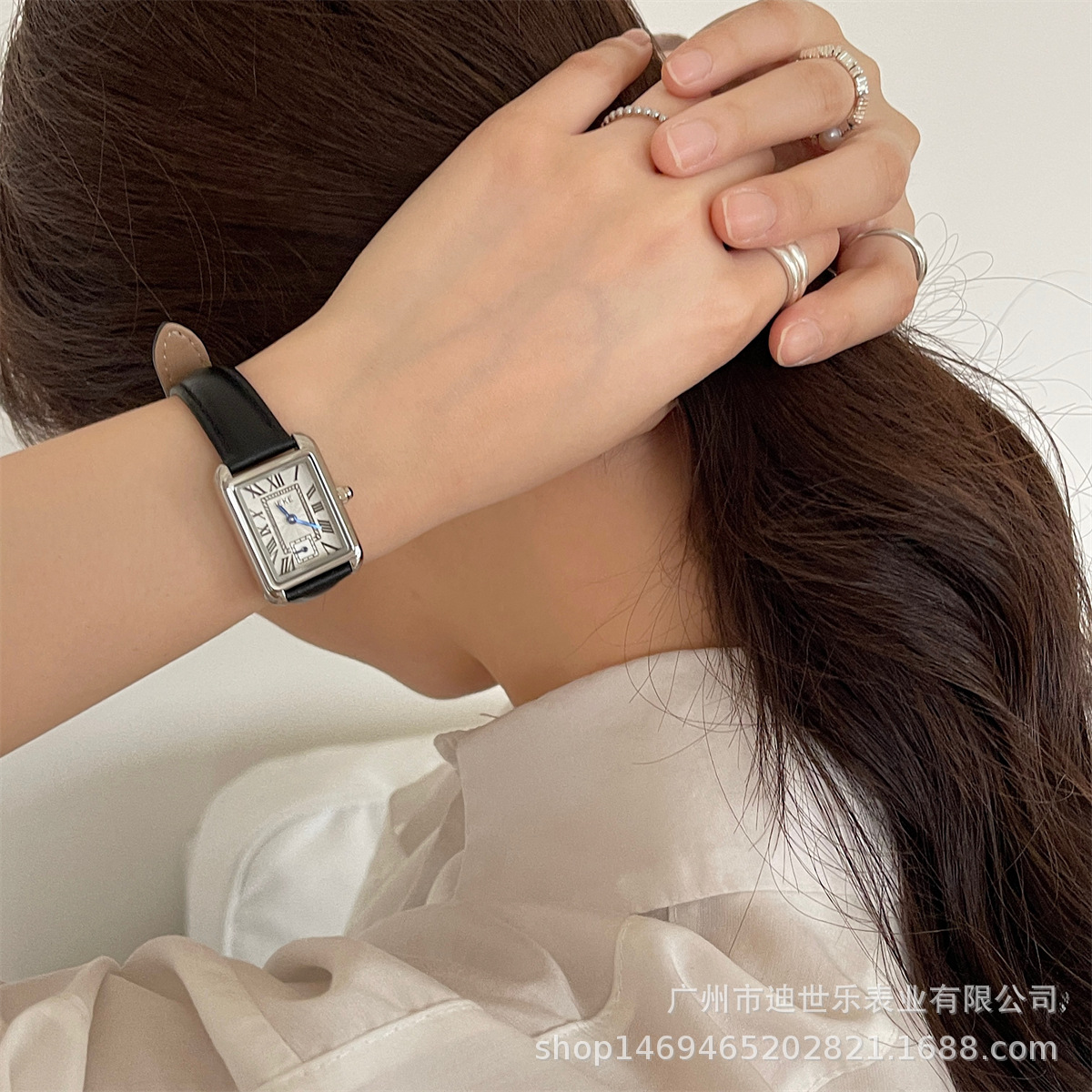 Elegant quartz universal watch