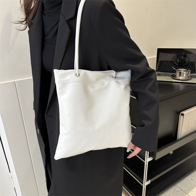 Bolso de hombro de las mujeres de moda de gran capacidad 2023 otoño e invierno nuevo todo-juego ins bolsa de la axila