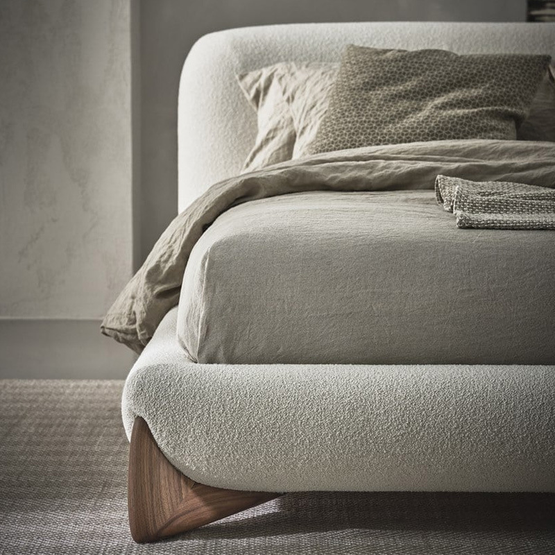 意式極簡臥室羊羔絨雙人床北歐現代小戶型布藝新房婚床胡桃木大床