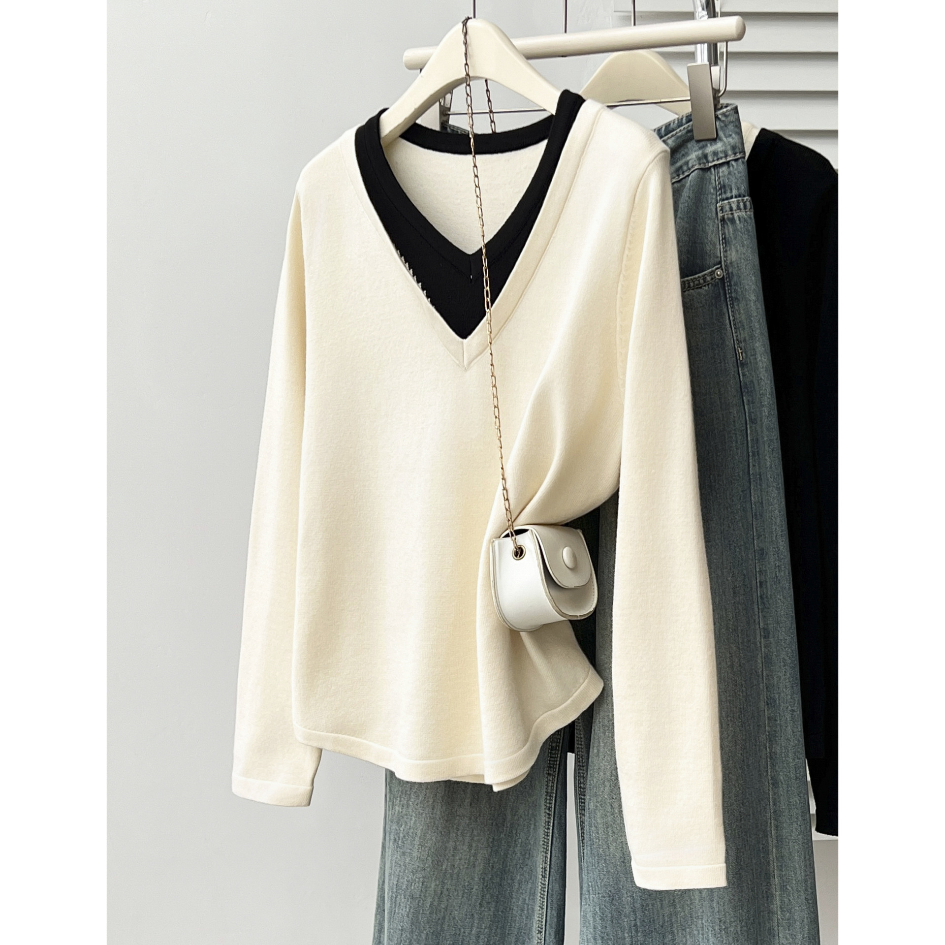 Plus-size women's autumn new casual color-blocked V-neck long-sleeve knit top 100kg large size commuter inner top 0776
