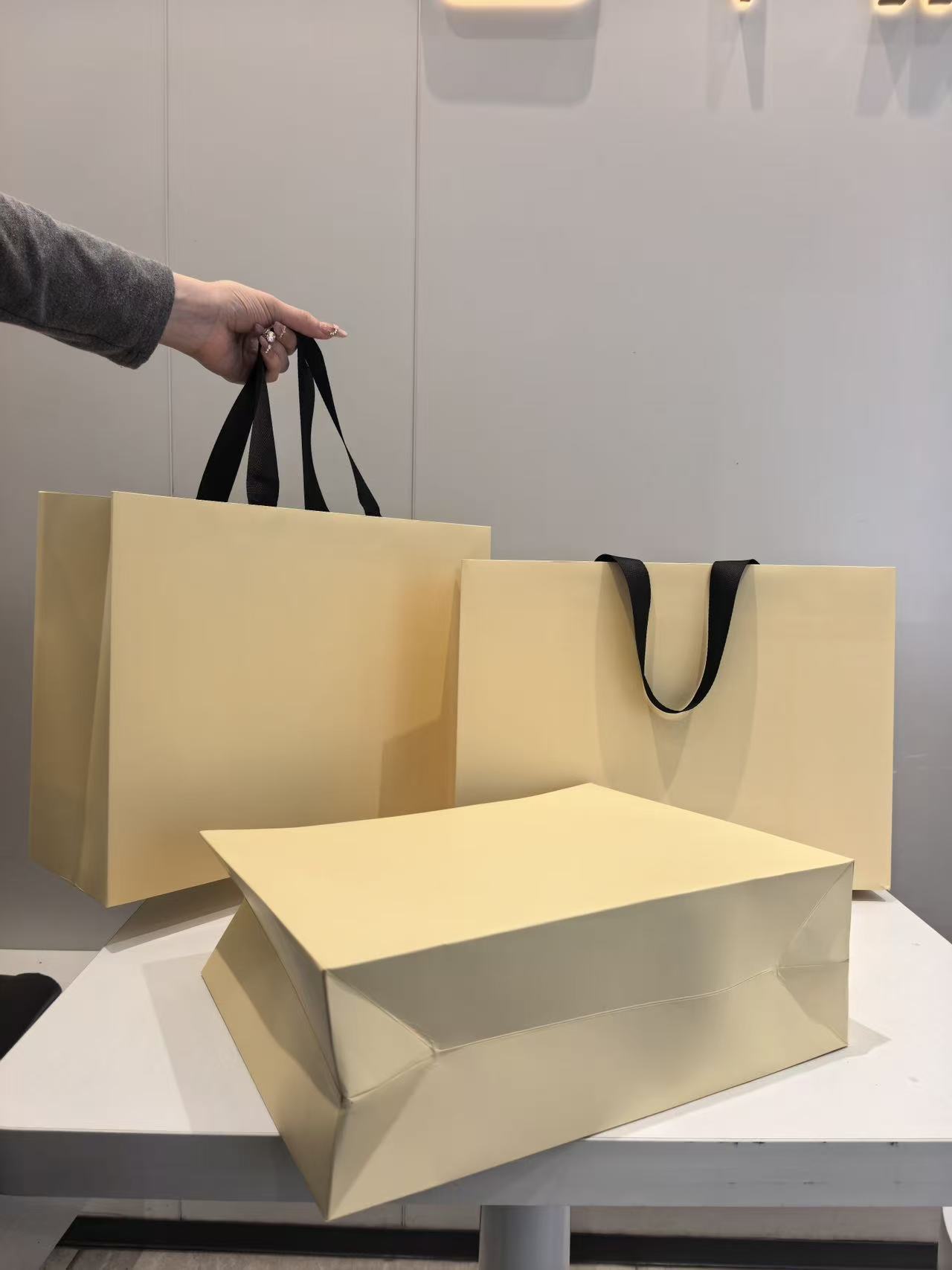 tienda de ropa bolsas de mano personalizadas de alto nivel lujo ligero estilo salón de belleza tienda de ropa de mujer bolsas de regalo bolsas de papel personalizadas logotipo impreso