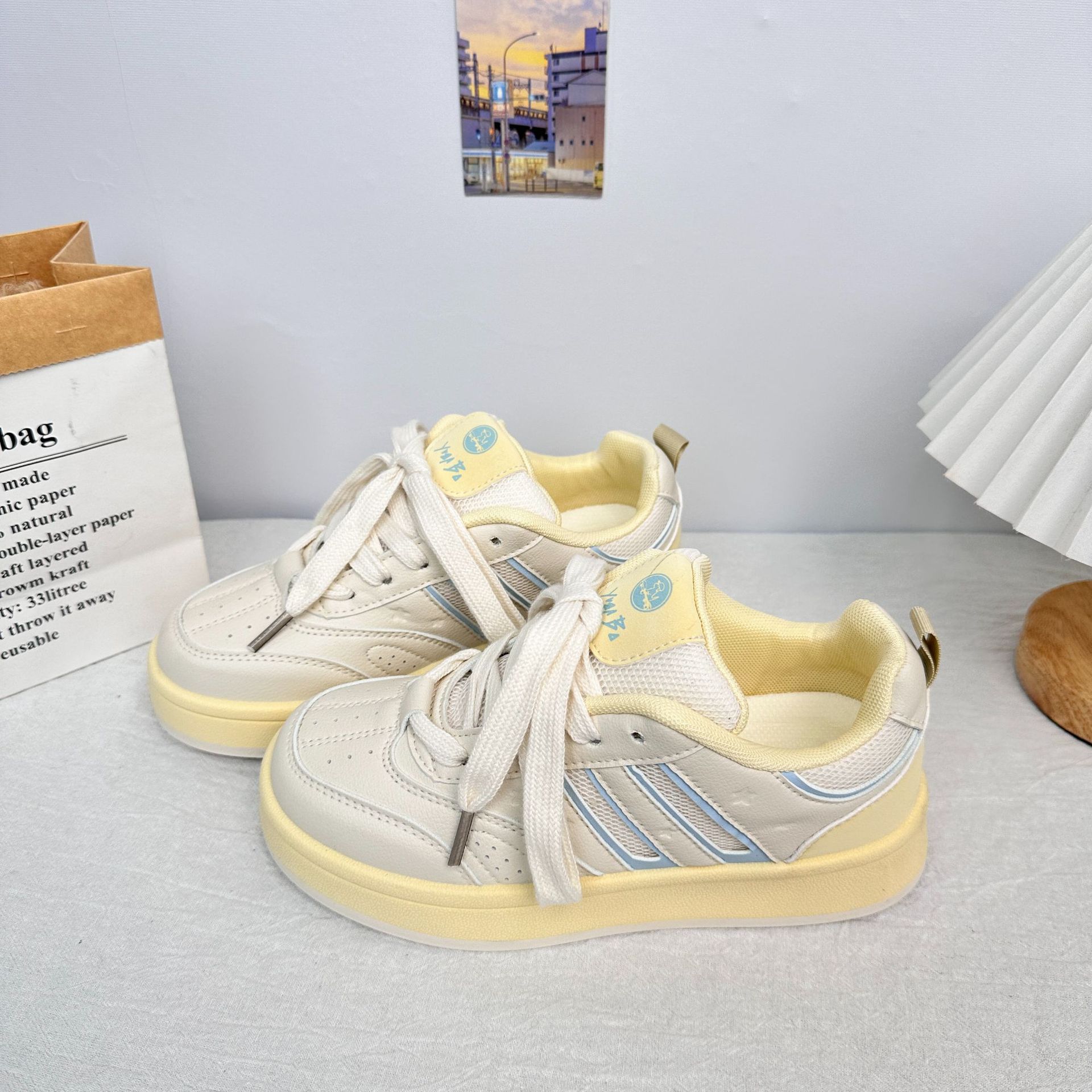 Yuanbo versión coreana de zapatos de pan de color caramelo para mujer 2025 primavera nuevas zapatillas deportivas retro zapatos blancos de moda para el cabello