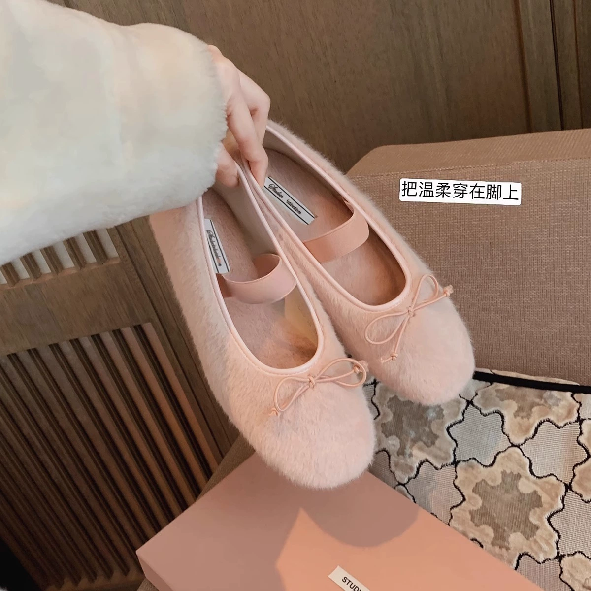 2025 новых женских туфель в французском стиле с бантом, мягкой подошвой и меховой отделкой, модные однослойные балетки для улицы.