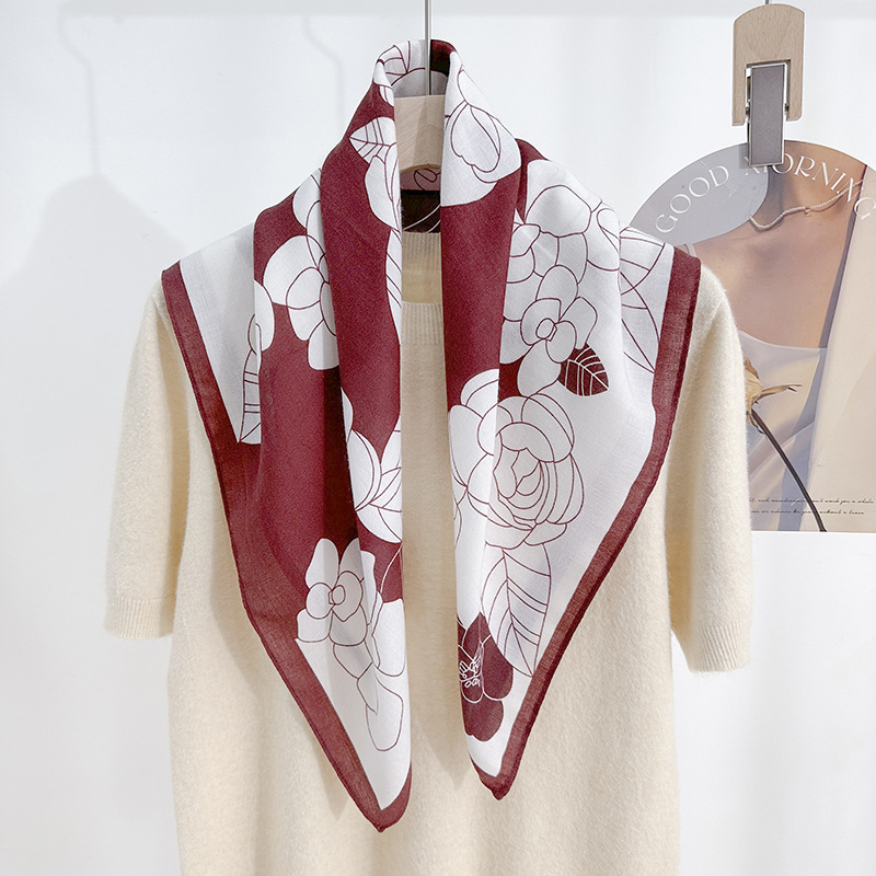 Primavera y otoño floral impresión bufandas de seda delgadas damas elegante estilo exterior 68 personaje bufandas cuadradas de alta calidad regalos de vacaciones