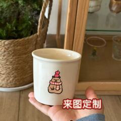 Insコーヒーカップは陶磁器のコップを握って紙コップのようです。