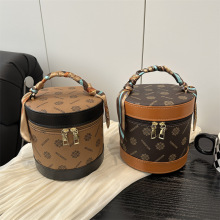 洋气小众设计复古时尚潮流2025新款水桶包唯美大容量手提手拎包女