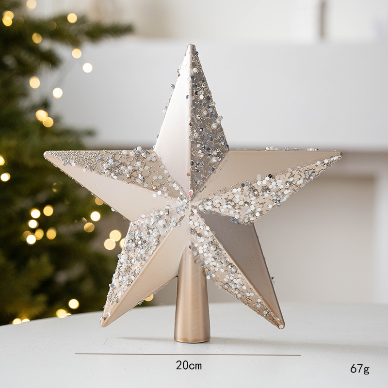 シャンパン色のクリスマスボールのクリスマスツリーの装飾はショーウインドーのシーンを飾ります。|undefined