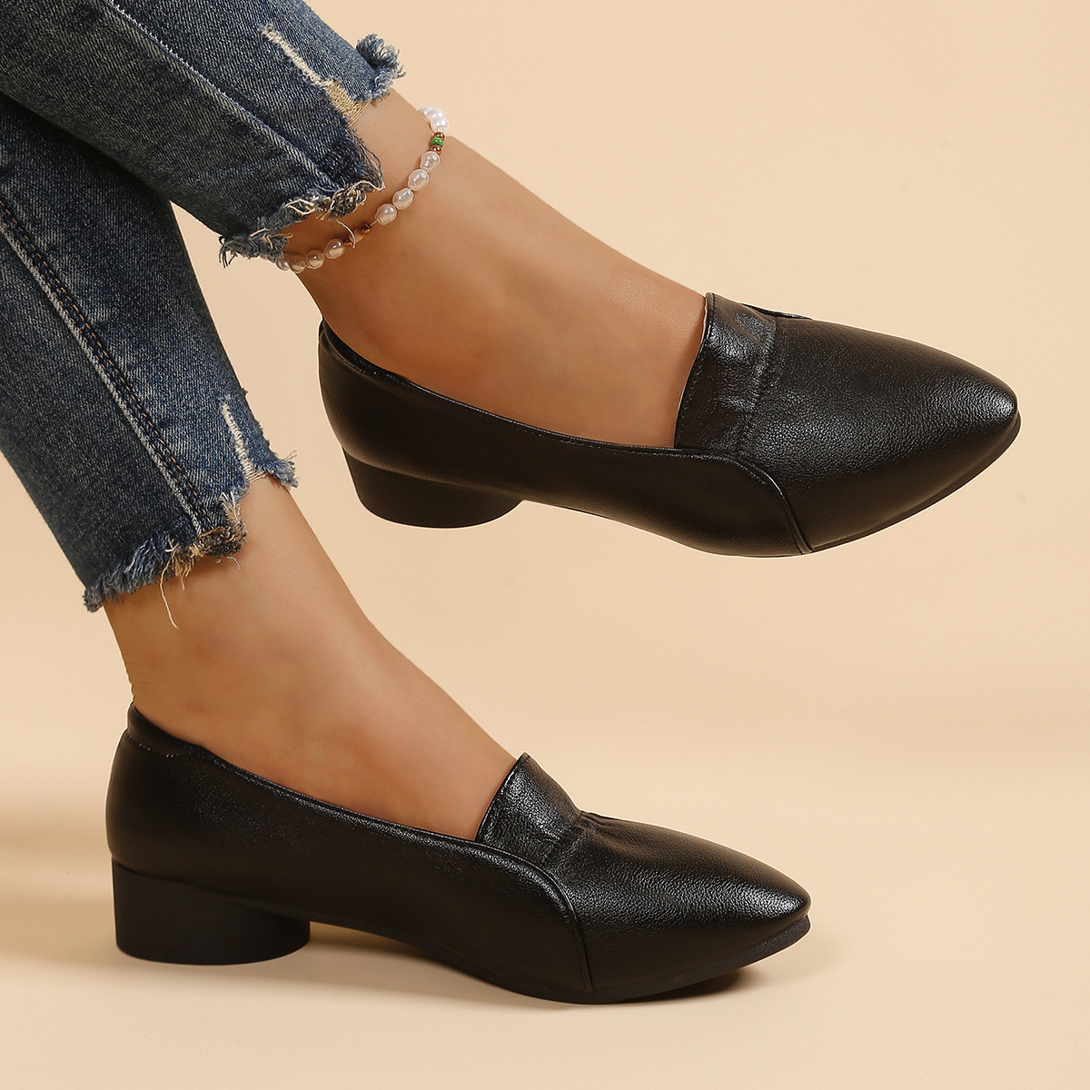 2026 nuevos zapatos de cuero suave de primavera zapatos de tacones negros de mujer zapatos de madre zapatos de tacones de cabeza puntiaguda image 3