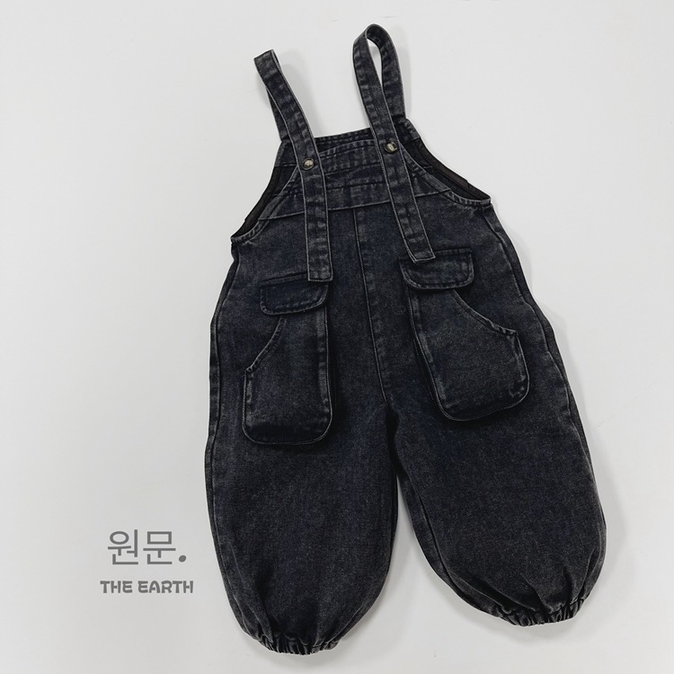 韓国の子供服の子供のバックパンツの秋の新型の男女の子供の日系の百合のサスペンダーのズボンの赤ちゃんの工装のジーパン