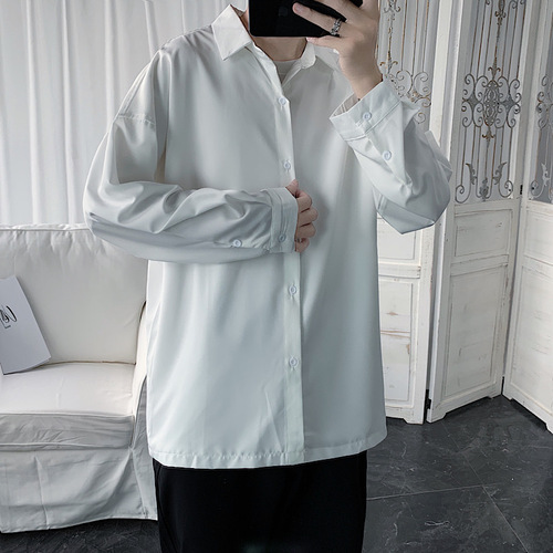 A long-sleeved shirt with a relaxed fit, featuring a stylish autumn streetwear design, perfect for men with a Hong Kong-style casual look, suitable for couples.