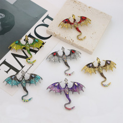 レトロな油の漫画の飛龍の形のブローチの男女のカップルの百合の個性のスーツのコートはピンの装飾品を飾ります。