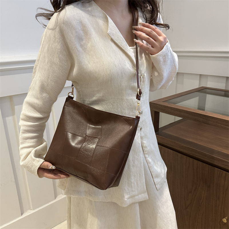 Bolso de alta sensación para mujeres nuevo verano 2024 moda extranjera empalme bolso de hombro de gran capacidad bolso de cubo de agua