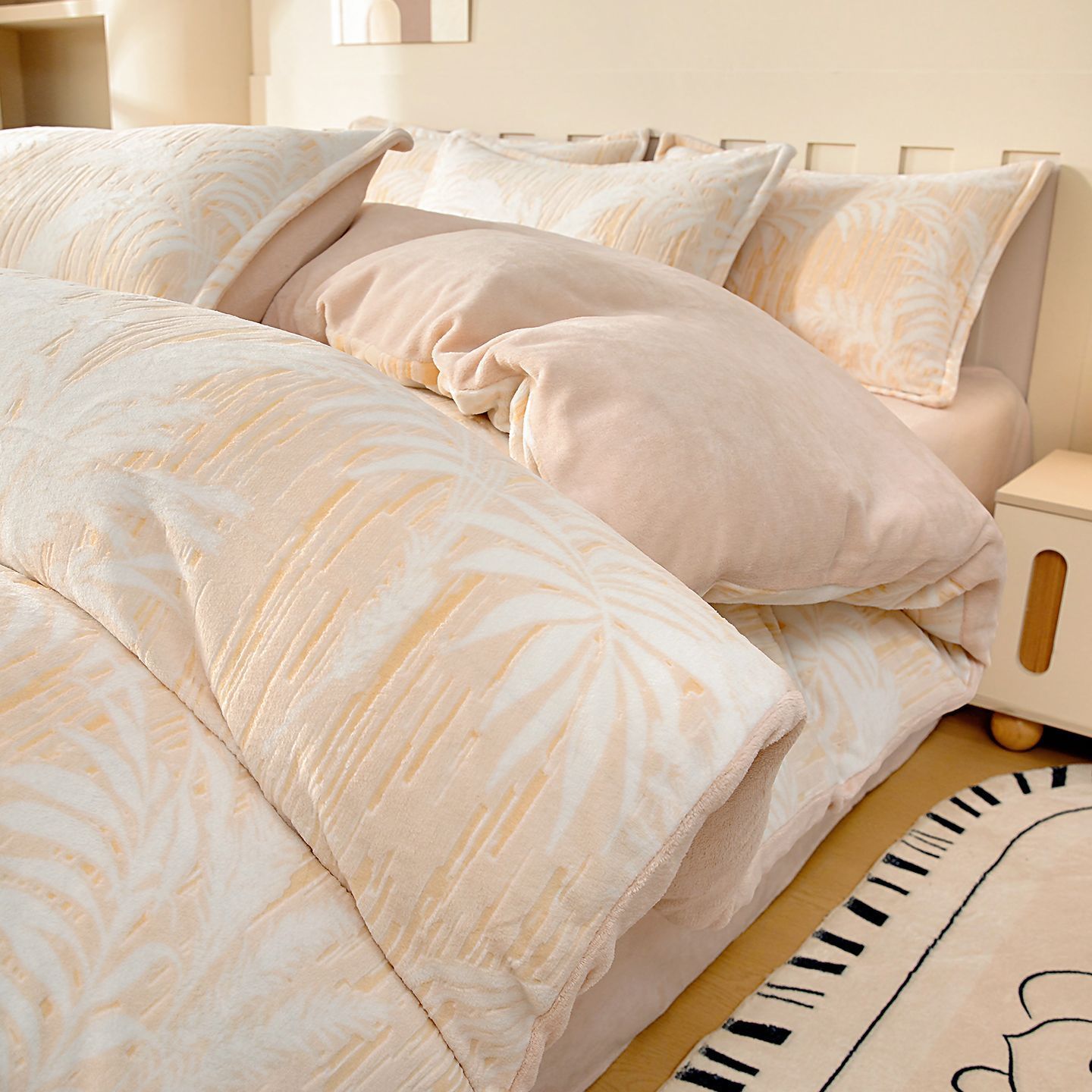 Cama de invierno con cuatro piezas de seda de leche tallado con brida gruesa sábanas de coral cubierta de seda de tres piezas