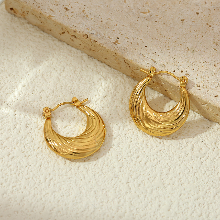 Nuevos productos europeos y estadounidenses de moda universal de acero inoxidable anillo de textura pendientes para mujeres lujosas nichos de alta calidad pendientes de acero de titanio