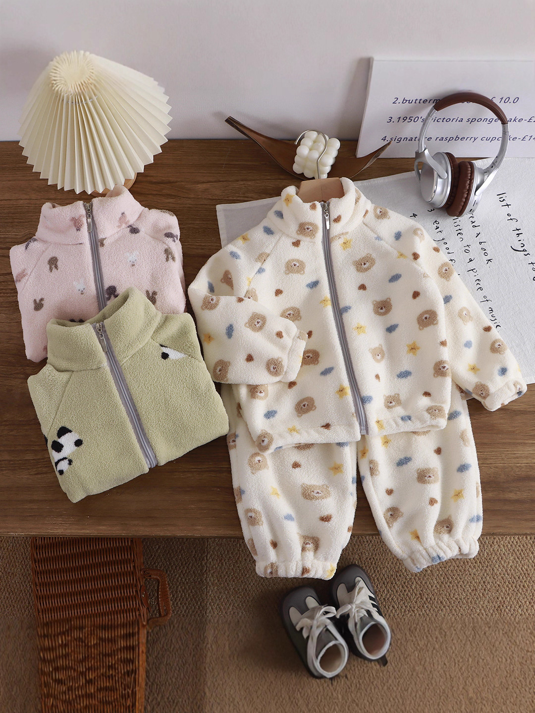 Invierno nuevo terciopelo grueso ropa de hogar para niños, hombres y mujeres, niños y niñas con un conjunto de calor coreano de ropa infantil al por mayor
